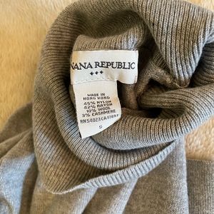 Banana Republic heather gray cashmere, wool, nylon rayon, 3/4 sleeves turtleneck